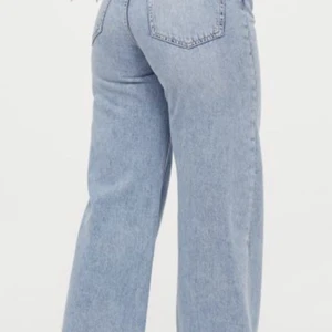 Wide leg jeans strl m - Storlek 40!! Säljs pågrund av längd! Aldrig använda.