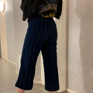 mörkblåa byxor från monki 🌎 - Ett par mörkblåa byxor från monki köpta för några år sedan, finns inte längre i butik 🌏 Priset går alltid att diskutera!!