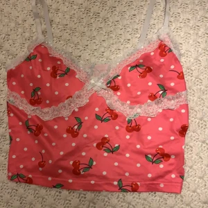 Super sött linne - Ett gulligt linne med körsbär. Passar s/m.Säljer ändast vid ett bra bud🥰🥰 skriv för bilder på! 