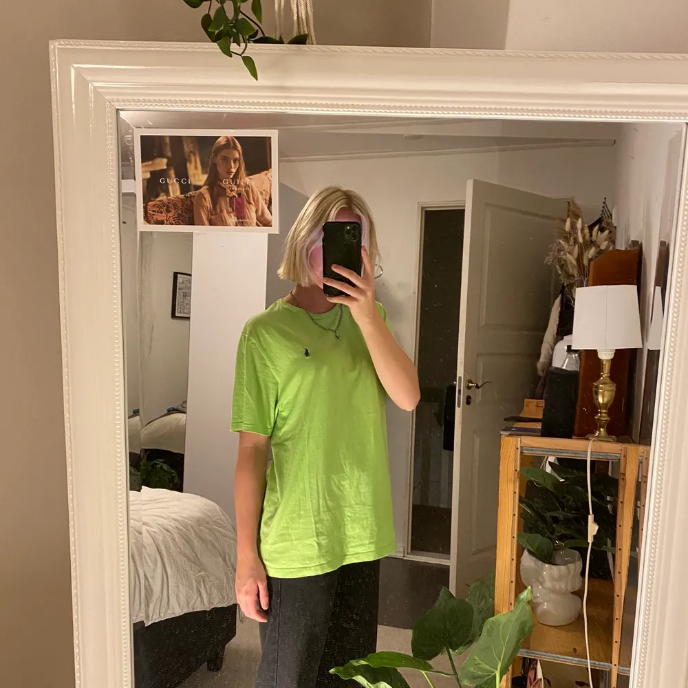Ralph lauren tisha i en limegrön färg med mörkblå logga. Storlek M-L och sitter snyggt oversized på mig som har S i vanliga fall💚💚. T-shirts.