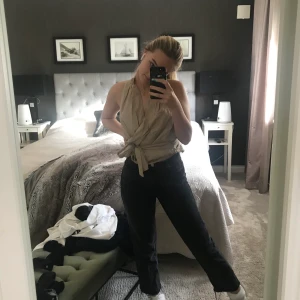 Mom jeans zara - Säljer snygga mom jeans i storlek 38, men de är dock insydda i midjan så passar en 36. Skitsnygg passform och perfekt färg nu till hösten🥰