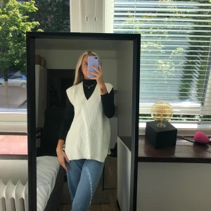 Väst - Så fin stickad väst från H&M, slutsåld överallt 💖 endast använd en gång, säljer pga får ej användning för den, i storlek xs