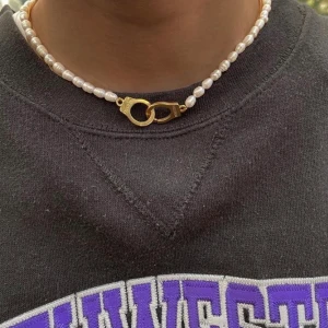 Halsband  - Superfint halsband som jag köpte från bonanza.jewels på instagram :) Köptes för 199kr. Har använt det en gång men kände att det inte riktigt var min stil ✨ Mitt pris: 99kr + frakt! Notera att första bilden är lånad ❗️