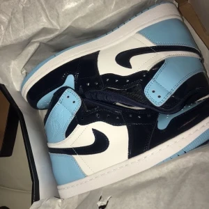 Air Jordan 1 - Intressekoll på mina älskade Air Jordan 1’s i färgen blue chill. Säljer endast vi bra bud. Värde 650$ (5700kr). Lite creasade som du kan se på bild 3, där av det ”billiga priset (billigt pris till skillnad från vad de är värda) 🥰 Storlek: 40 🦋🦋 Budgivning, buda i kommentarerna 👇🏽 🥰