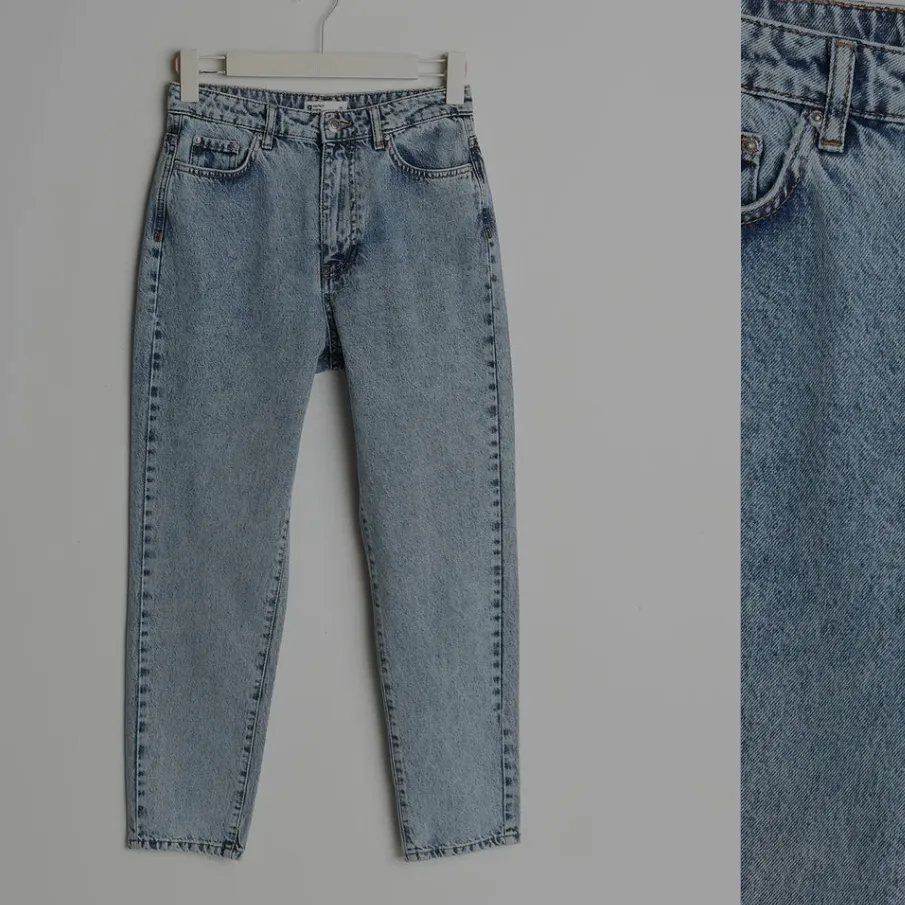 Säljer mina Dagny mom jeans som är i nyskick. Jeansen är i storlek XS, men sitter lite för löst på mig då jag är väldigt kort. Använda 2-3 men ser helt nya ut. Kan mötas upp I Linköping eller posta de 🤍🌸. Jeans & Byxor.
