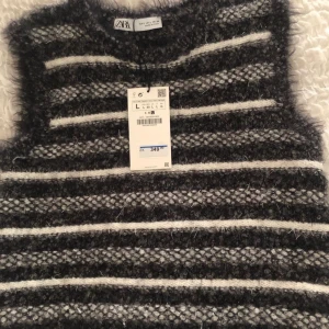 Topp - Säljer denna super snygga topp som är oanvänd i storlek L men jag är S och den passar bra. 🦋