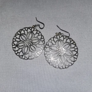 Örhängen - Silverfärgade örhängen