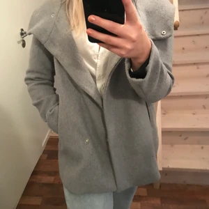 Jacka  - En grå jacka från vero Moda, den är i storlek M. Köparen står för frakten💕