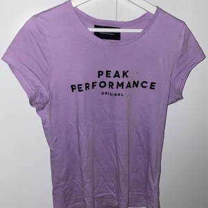 Peak performance T-shirt  - As fin T-shirt som inte används längre. 2 små fläckar (se bild) om fler är intresserade blir det budgivning.