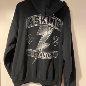 Asking Alexandria zipp-up hoodie - Merch från en av deras konserter för nåt åt sedan. Oversized i modellen 