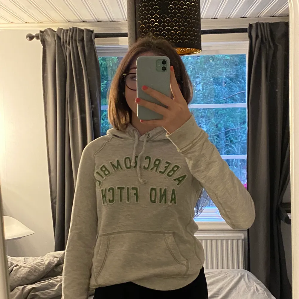Använd mycket förut men nu ligger den bara i garderoben. Den är i bra skick. Köparen står för frakt :). Hupparit & Collegepaidat.