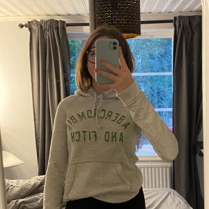 Abercrombie and fitch hoodie - Använd mycket förut men nu ligger den bara i garderoben. Den är i bra skick. Köparen står för frakt :)