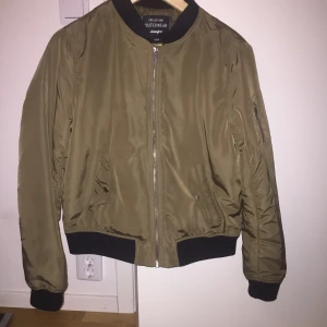 Jacka från Jennyfer  - Jag har sällan använt den här jacka, jag säljer den för att den har blivit stor för mig på grund av den viktminskning. 