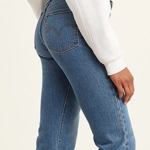 Levis wedgie strl 23/30 - Levis wedgie jeans i storlek 23/30, passar även midjestorlek 24 och 25. Originalpris 1299kr