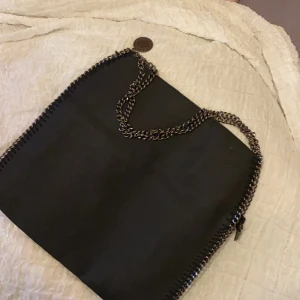 FAKE Stella MC väska - Säljer en fake Stella McCartney väska. Den är väldigt stor och rymlig. Inga defekter alls.😛❤️ Priset kan diskuteras vid snabb affär