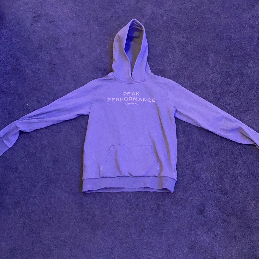 Jättefin äkta Peak Performance hoodie köpt på kidsbrandstore för ca 2år sen. Ganska använd men i väldigt bra skick. Köpare står för frakten. Kommentera om ni har några frågor❤️. Tröjor & Koftor.