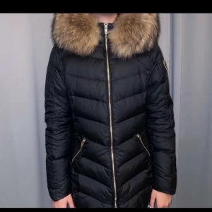 Rock and blue jacka - Storlek 40. Köpt för 5500kr säljer för 3000kr. Använd en vinter. Med två stora innerfickor, figursydd samt en fin och älta päls!