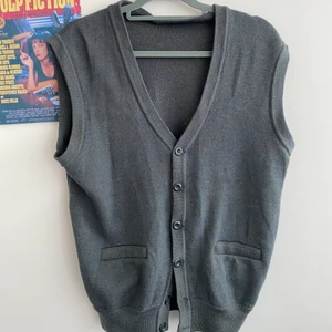 oversize väst - trendig väst som är jättefin att över oversize tshirts. oversize fit. frakt 40kr 🤎