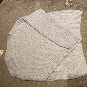 En super fin blå stickad tröja, superfin nu till hösten!  - Den är andvänd 2 gånger. 