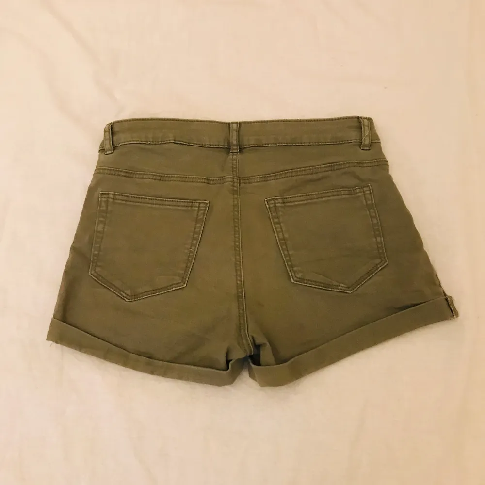 Ett par gröna och väldigt sköna shorts för sommaren;) 🌞🏖 Dom är stretchiga i midjan och nere vid låren:))) . Shorts.