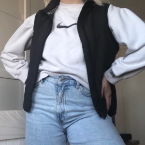 Nike sweatshirt - Använd max 2 ggr av mig. I jättebra skick, märks inte att det är second hand. Lapp avklippt så vet ej storlek men perfekt oversized på mig som är 36a. Lägg bud i kommentarerna, budgivning avslutats 24/9 kl 20.00! Bud är inklusive frakt! 