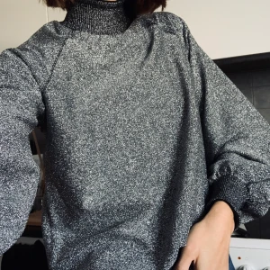 Tröja från NA-KD - En fantastiskt glittrigt tröjan från NA-KD som dessvärre inte kommer till användning hos mig, använd endast en gång i vintras🍁