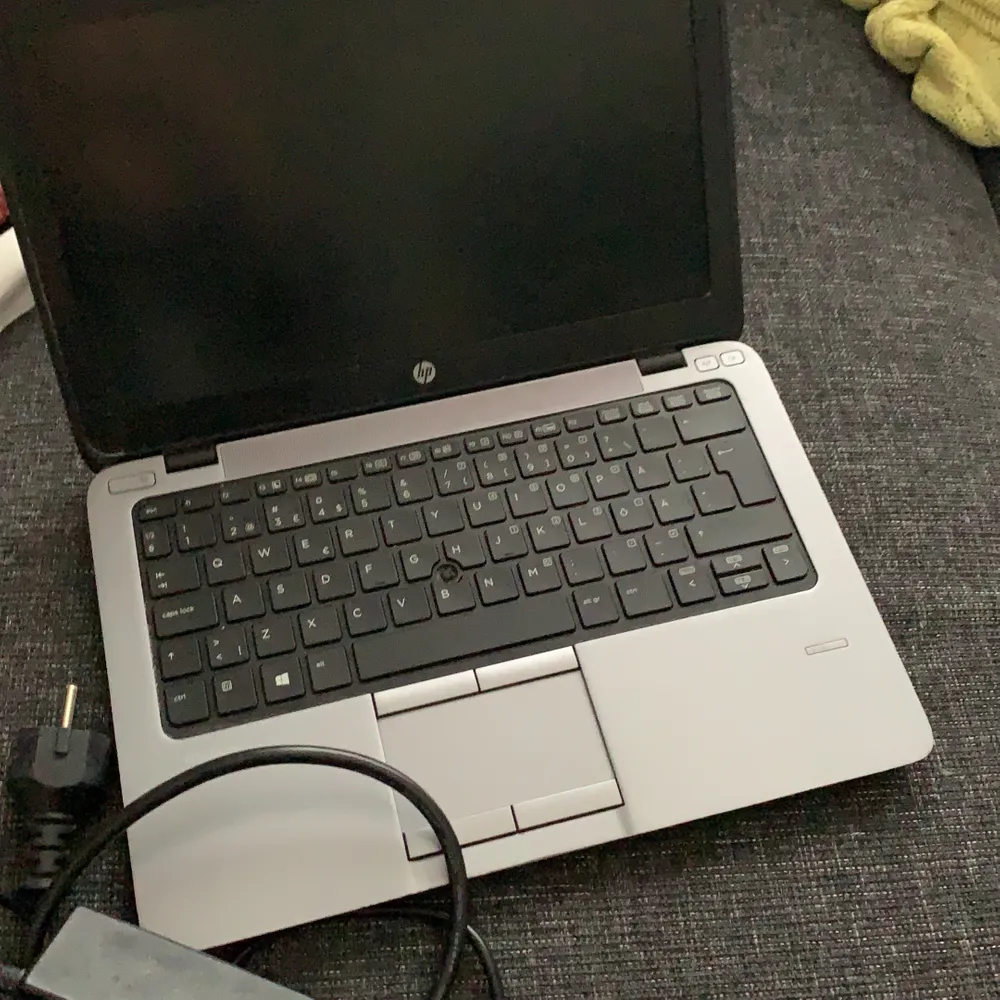 Laptop, använd men fullt fungerande utan sprickor eller tydliga repor. Köpare står för frakt. . Övrigt.