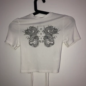 Croptop med öppen rygg! - Aldrig kommit till användning. Köpt i början av Juni och är i lika bea skick som den kom i!!!