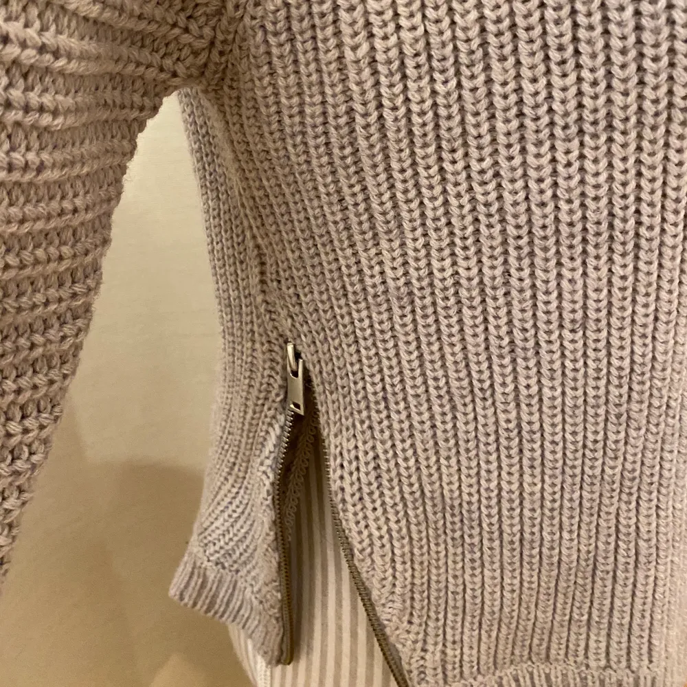En gråa stickad tröja med dragkedjor på båda sidor. Det är en tröja i ” Wool blend”. Möter upp i centrala stockhom eventuellt frakta. Frakt tillkommer! . Stickat.
