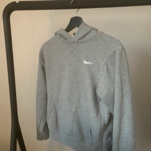 nike hoodie  - grå nike hoodie i en stor barnstorlek, motsvarar ungefär en xs 🧡