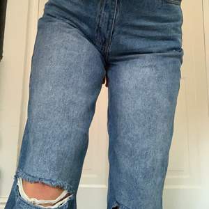 Mörkblåa jeans från boohoo med slitningar! Super snygga passar till allt! Buda i kommentarerna från 200kr frakt tillkommer 💓💓