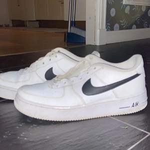 Nike air force 1  i storlek 38,5 säljer pga att dom var förstora när jag köpte dom skulle inte säga att ljuset ger dom rättvisa inte så gula i verkligheten sko snören är med men dom sitter inte i pga att jag ska tvätta dom om flera är intresserade får man buda i kommentera 