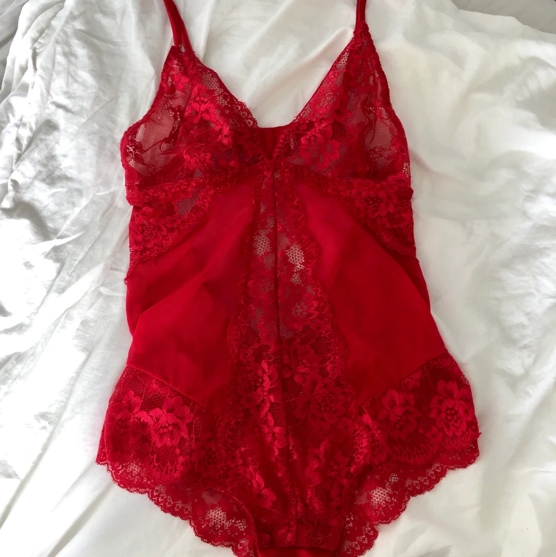 Röd spetsbody