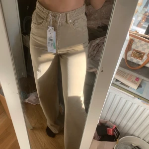 Raka jeans - Säljer mina helt nya jeans som jag inte känner att jag kommer få användning för. Endast provade, skriv om du skulle ha fler frågor 🥰