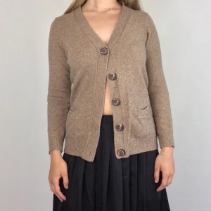 Cardigan - This super cute cardigan are from KappAhl! In good condition, size M.  40% Viscose, 35% Polyamide, 20% Merino Wool and 5% Cashmere. No return nor refund. Free shipping everywhere in Sweden.