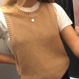 Väst - Snygg brun väst! Den är lång men jag har stoppat in/vikt upp den på bilderna. Den går även att klippa av om man inte vill stoppa in😊