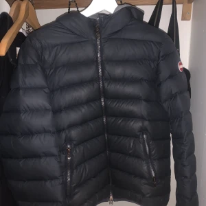 Colmar jacka - Colmar jacka i storlek 164 (funkar som xs/s) då den är stor i storleken. Inga skador, fint skick! Kan mötas upp i Stockholm! 