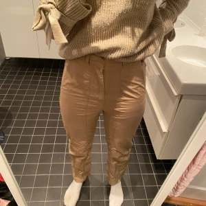 Fina byxor ifrån Carin Wester i storlek 34 - Bra passform i storlek 34( ganska stor i storleken). Säljer tyvär för att de är lite för tajta. Säljs för 200kr utan frakt 