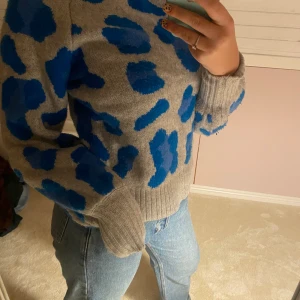 Stickad tröja! - Grå stickad tröja med leopard mönster. Jätte snygg och skön 💖 köparen står för frakten annars möts vi upp på söder! 