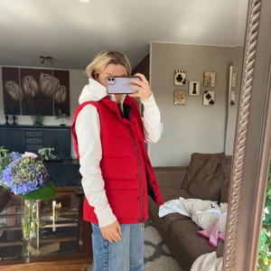 Röd väst!! - LUVA MED KOMMER! Den går att sätta fast och ta av beroende på vad man själv gillar!! Västen är oversize på mig som är S! Kund står för frakt! BUDA i kommentarerna , budet ligger på 400kr nu! Avslutar budgivningen img!! Annars kan man köpa direkt för 550!🧚🏼💕