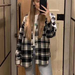 Urban Outfitters skjorta - Skjort-jacka från Urban Outfitters, helt oanvänd, köpt för 500kr. Storlek m-l så den sitter oversized om man har storlek 34-38. ✨ Frakt tillkommer 