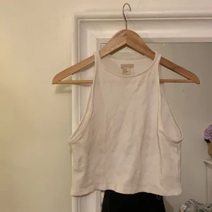 Brottarlinne från h&m - Ribbat brottarlinne från H&M. Strl 40 men mindre i storleken