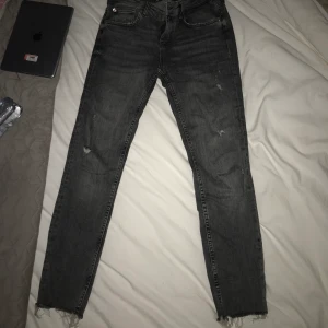 Grå skinny jeans  - Grå tajta jeans storlek 38 från Zara. Det finns små hål på låren och knäna+ trådar längst ner vid jeansen. Använts ett flertal gånger så hålen har töjts ut en del men annars är dem i ett bra skick och sitter väldigt bra då det finns mycket stretch. 