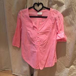 Rosa skjortblus från Peak Performance med uppvikbar ärm. Använd ett fåtal gånger.
