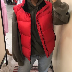 röd väst - frakt tillkommer, budgivning till 22 ikväll, bud på 300kr, köpas direkt för 420kr💖