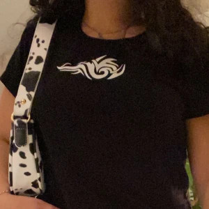 Weekday croppad t-shirt  - En kort t-shirt från weekday (L) 😍 men som tyvärr inte kommer till användning. Jag kan mötas upp i Linköping annars tillkommer frakt!