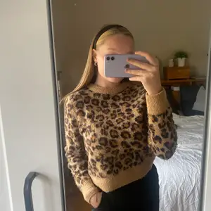 Skön och fin stickad tröja i leopard tröja. Säljer för 80kr och köparen står för frakten ☺️