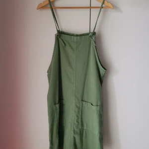 Hängselklänning från monki!  - Klänningen har hängt i min garderob sen jag köpte den förra året så nu är det dags att den får ett nytt hem! Nypris 250. Storlek M. Går att justera längden på axelbanden.  Köparen står för frakt.  