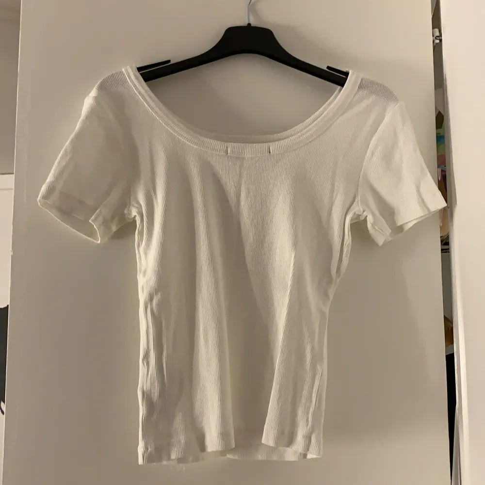 Otroligt fin vit t-shirt. Knappt använd, figursydd samt att tröjan slutar längre ut på axlarna än ”vanligt”. T-shirts.