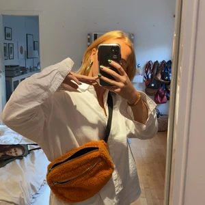 Weekday crossbody bag - Väska från weekday i fleecematerial 2 fickor får plats med mkt!